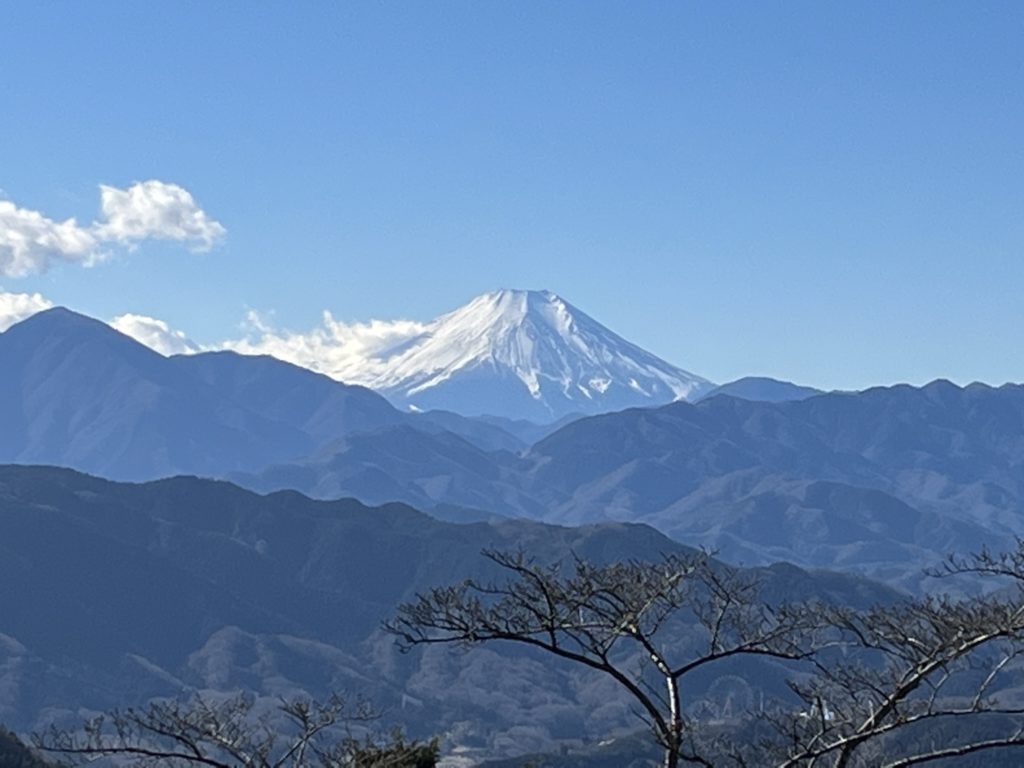 高尾山から富士山を見る